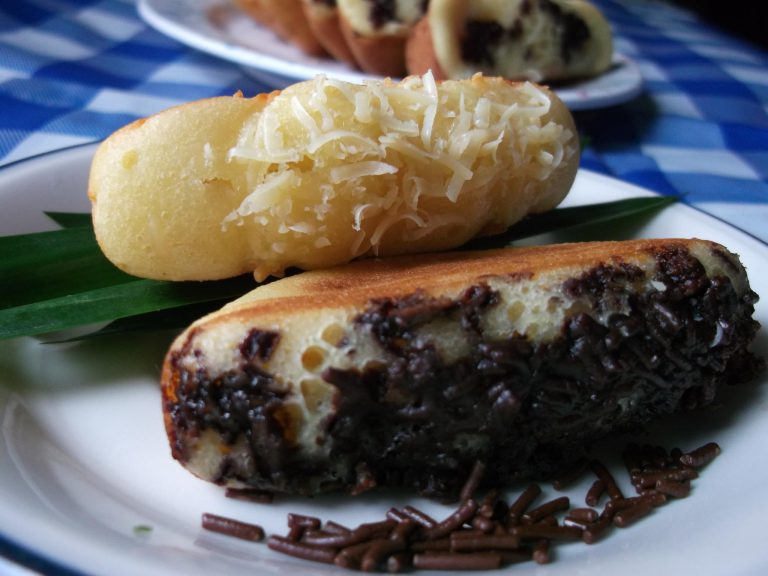 Pukis Keju dan Coklat by Meredith Sophia Anne