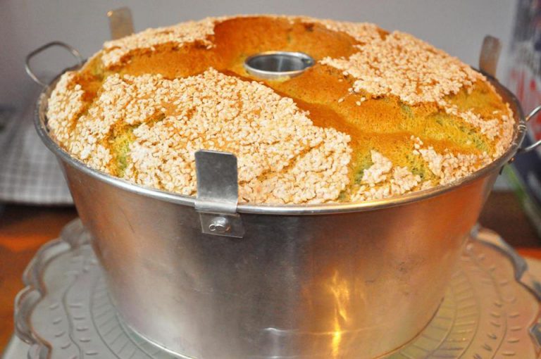 Pandan Chiffon Cake by Vetraini Leroy