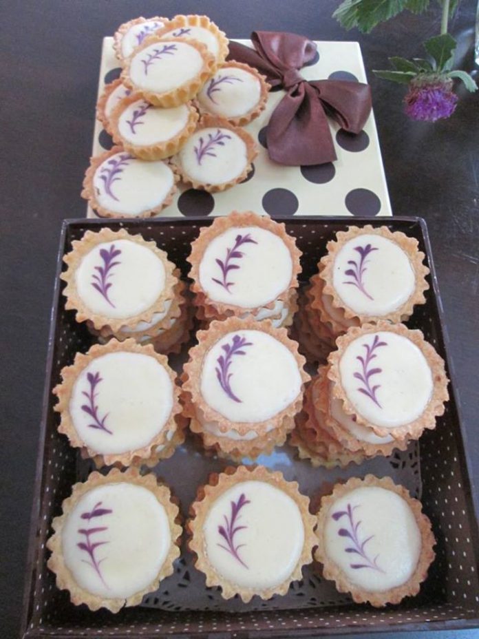 Blueberry / Pineapple Cheese Tart by Eny Rere