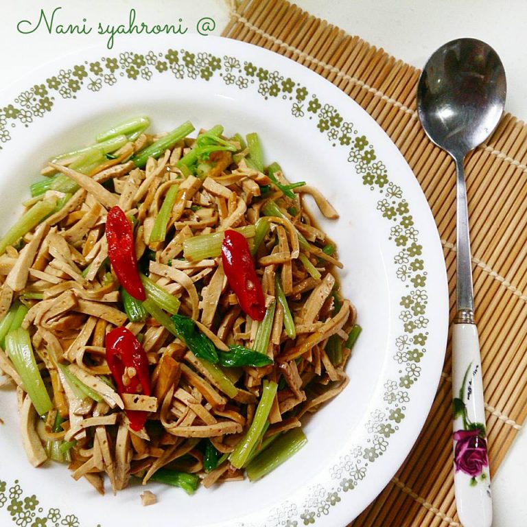 Tumis Sayur Seledri Tahu Takwa (Tahu Khas Kediri) by Nani Syahroni
