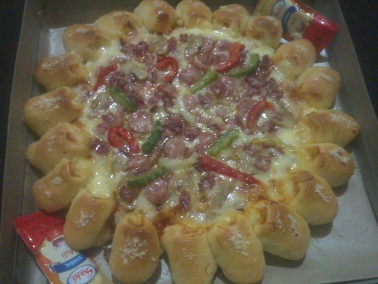 how to make Pizza by Misrawati Ira