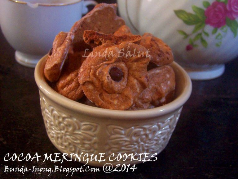 Cocoa Meringue Cookies by Linda Salut