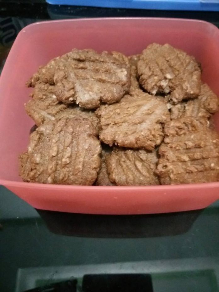 Peanut Butter + Dark Chocolate Gluten Free Cookies by Tantri Agustini