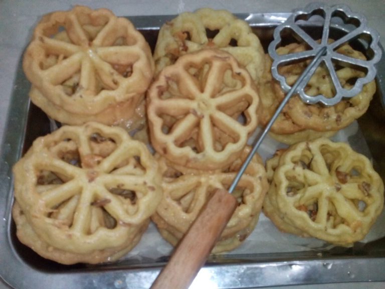 Peyek Kacang Ala Kembang Goyang by Novi En Be