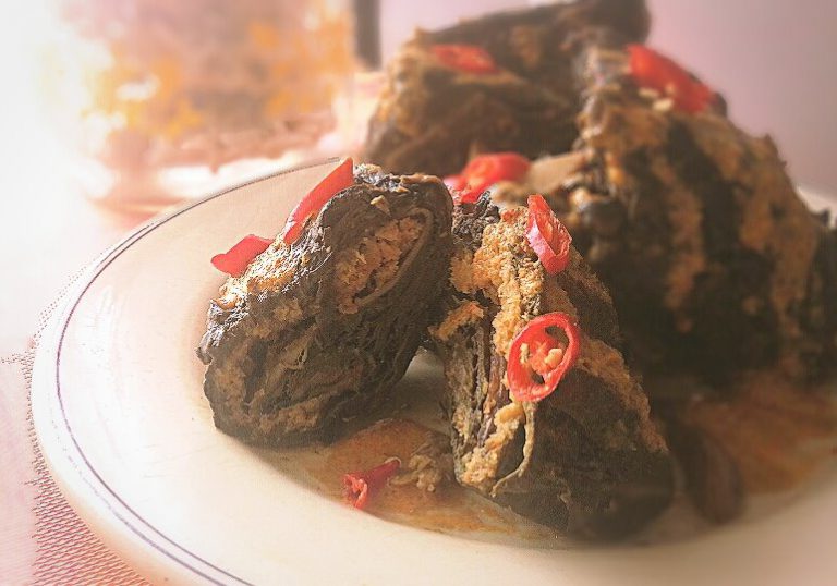 makanan khas jawa tengah Buntil Daun Talas by Fleur Amoor