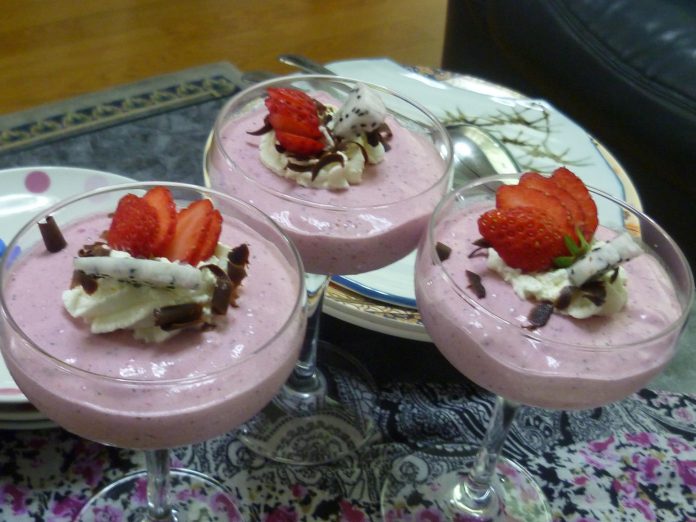 Mousse Buah Naga ‘n Strawberry by Dyah Puspitosari Mousse Buah Naga ‘n Strawberry by Dyah Puspitosari
