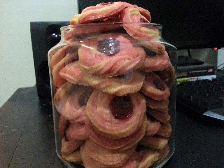 Kue Semprit Butter Strawberry by Susianne Flo S