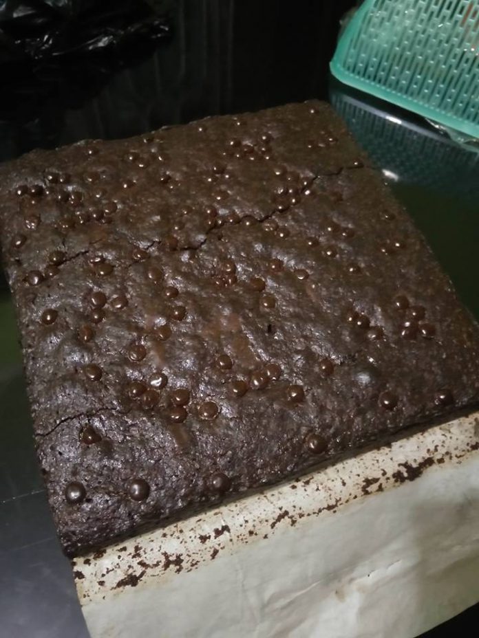 Shiny Crust Brownies by Ardian Wahyu Utami