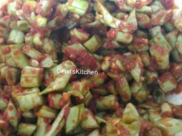 Sekilas mirip karedok, dan memang bumbunya hampir sama, cuman kalo pencok ga pake kacang tanah.