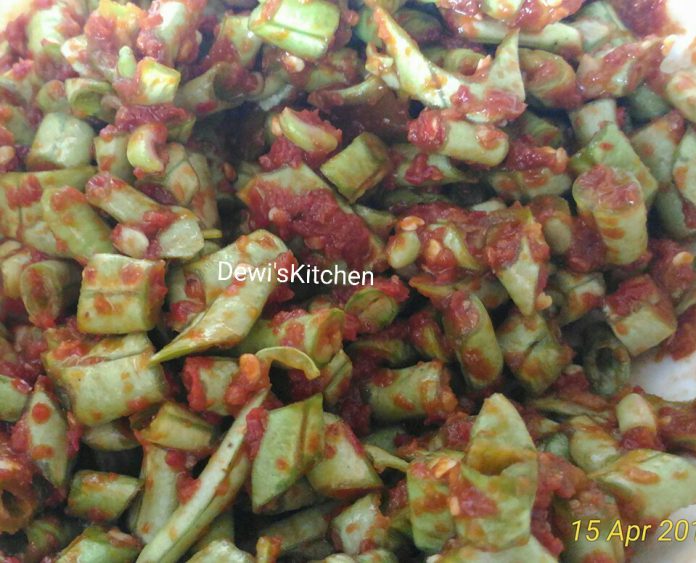 Sekilas mirip karedok, dan memang bumbunya hampir sama, cuman kalo pencok ga pake kacang tanah.