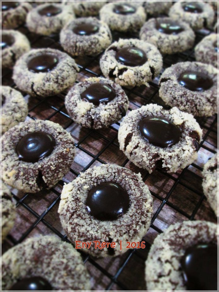 Thumbprint Cokelat Almond by Eny Rere