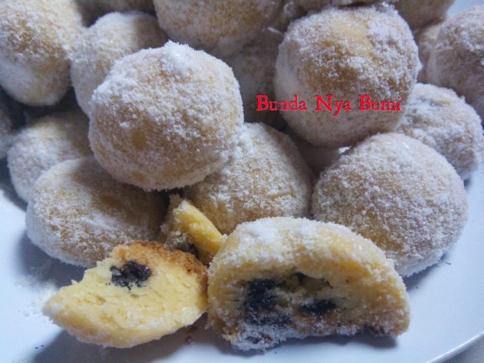 Snowball Chocochips (Tanpa telur) by Rina Bunda Nya Bumi Snowball Chocochips (Tanpa telur) by Rina Bunda Nya Bumi