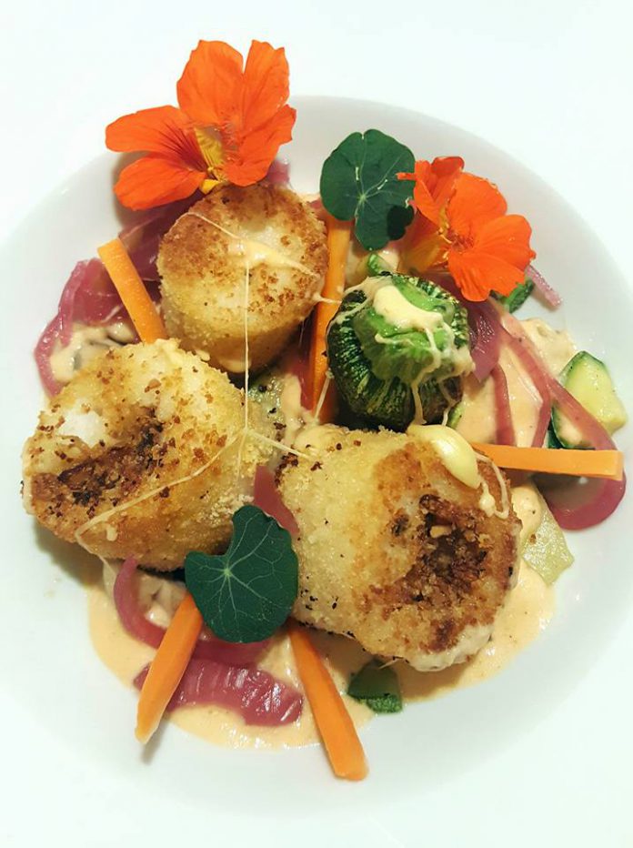 Goreng Nasi Crispy isi Ayam Asap diatas Zuchini Jamur dengan Saus Keju Gouda by Doni Kusumah