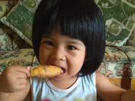 enu cemilan bebih hari ini. Di goreng 6 stik langsung ludes habis. Saya baru tau ternyata enak dan doyan itu beda tipis ya bunda