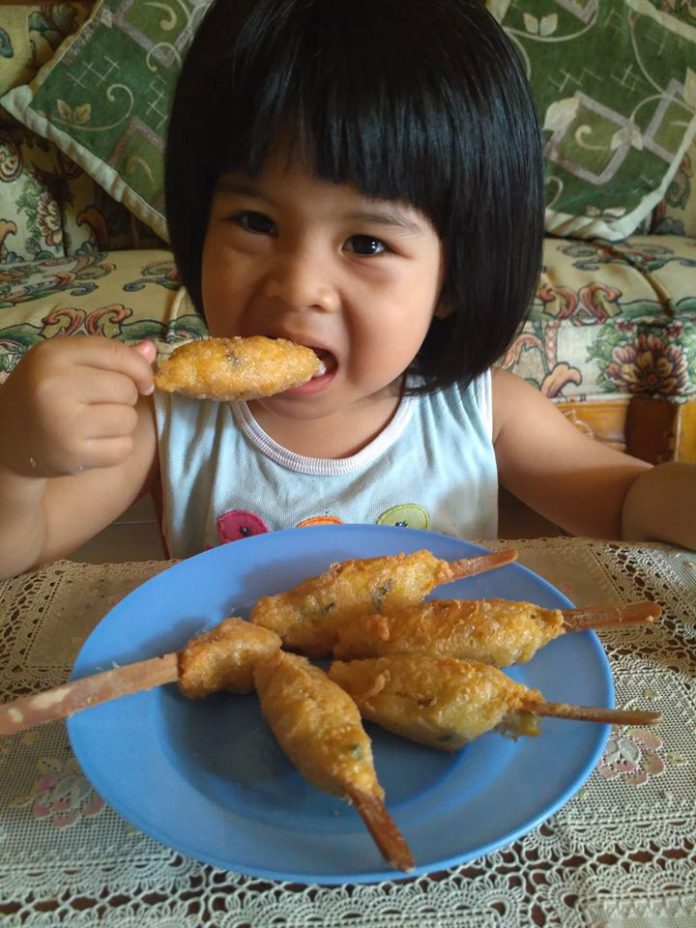 enu cemilan bebih hari ini. Di goreng 6 stik langsung ludes habis. Saya baru tau ternyata enak dan doyan itu beda tipis ya bunda