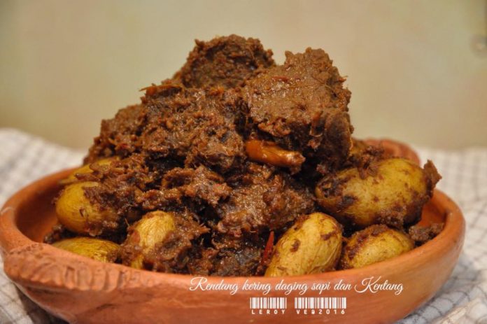 Rendang Daging dan Kentang by LEROY Vetrarini Rendang Daging dan Kentang by LEROY Vetrarini