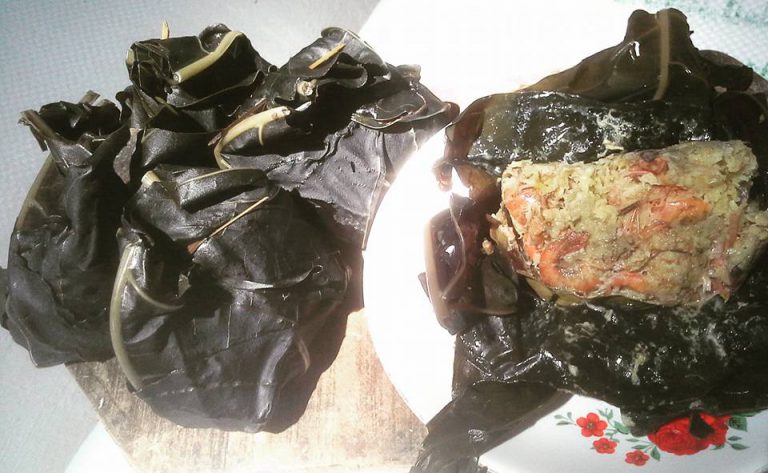 Botok Urang Tum Godong Pace (Botok Udang Bungkus Daun Mengkudu) by Saadatin Nikmah