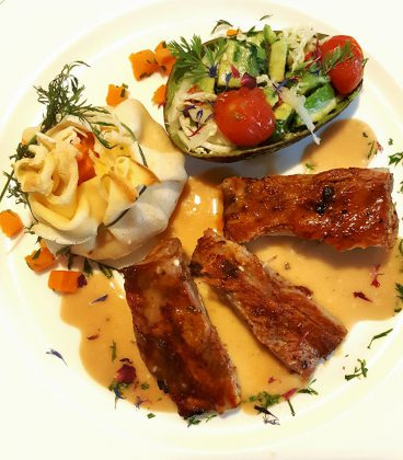 Iga Bakar Oles Kurma Sirup dan Saus Beschamel Tomat by Doni Kusumah 1