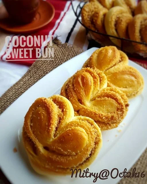 Bosen dengan roti isi keju dan coklat.