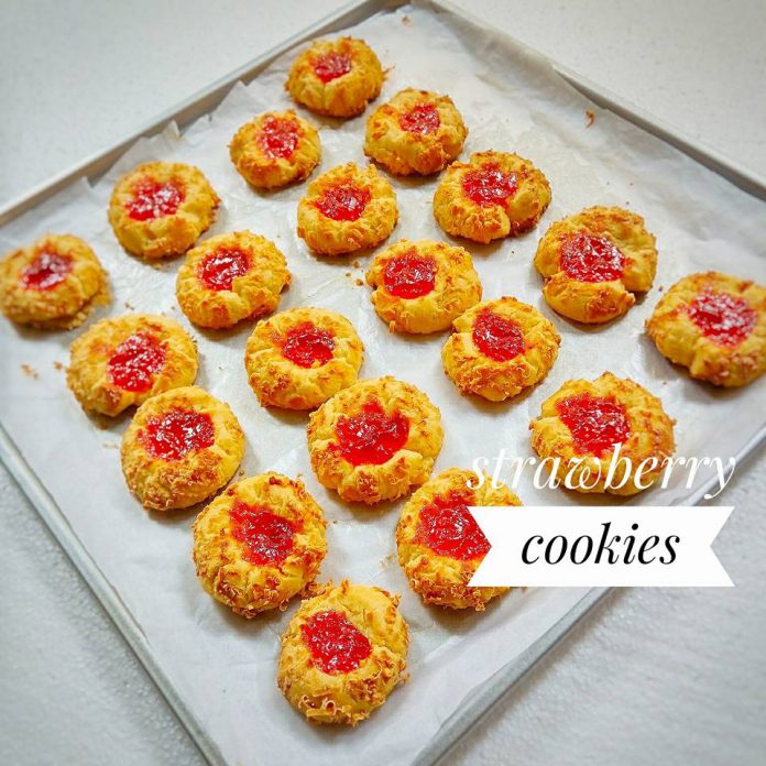 Crunchy Strawberry Cheese Thumbprint Cookies by Pungky Djoelia Crunchy Strawberry Cheese Thumbprint Cookies by Pungky Djoelia