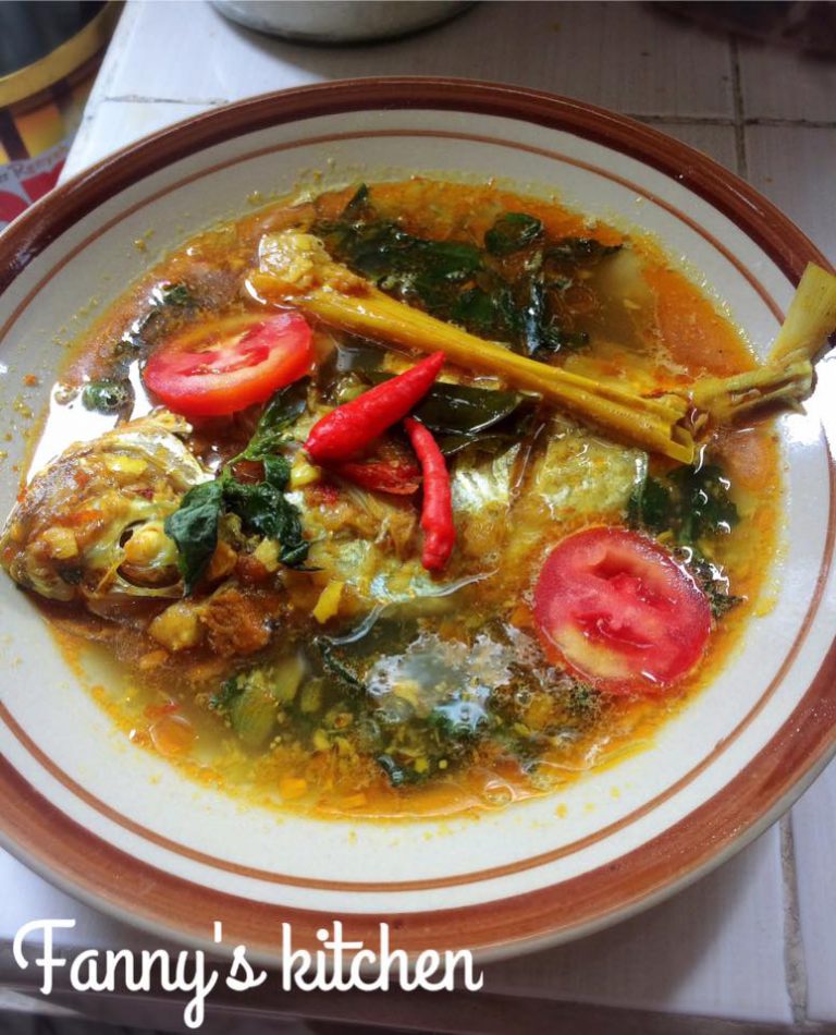 Ikan Kuah Asam/Asem-asem Ikan Trakulu by Fanny Dethan