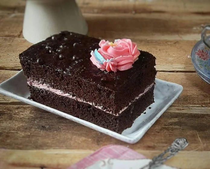 Simple Moist Chocolate Cake by Deisy Arakamasmom