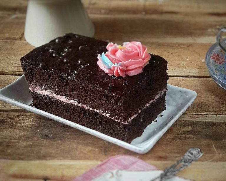 Simple Moist Chocolate Cake by Deisy Arakamasmom