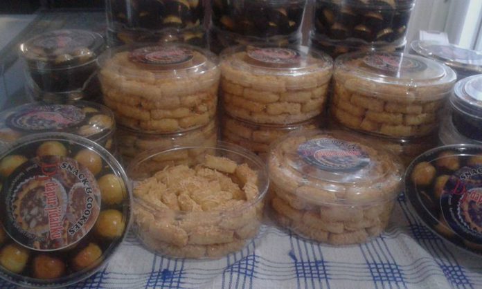 Kue Semprit Strawberry by Jidah Farida Yamani II Kue Semprit Strawberry by Jidah Farida Yamani II