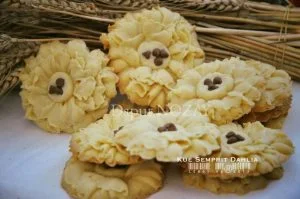 resep Kue Semprit Dahlia by Vetrarini Leroy - camilan enak, kue kering, kue Lebaran