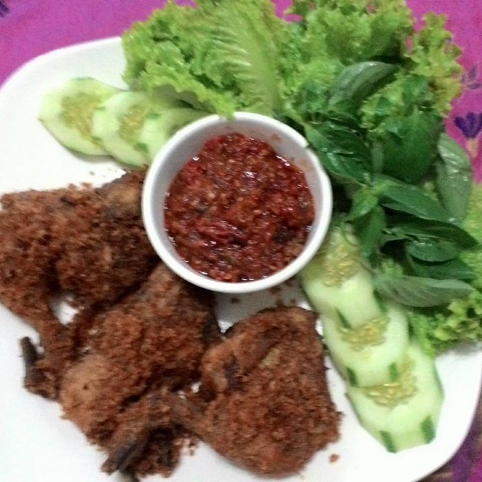 Ayam Penyet Bumbu Kriuk Kelapa dan Sambal Terasi by Kustiana Ahmad
