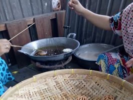 Kue Kembang Loyang by Demina Rahmayani