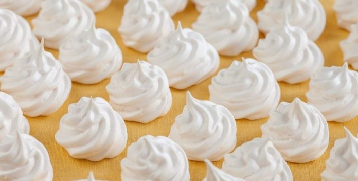PURLA (PUtih teluR guLA-guLA) by Sukma Tjandra Dewi atau biasa disebut meringue cookies atau schumpjes.