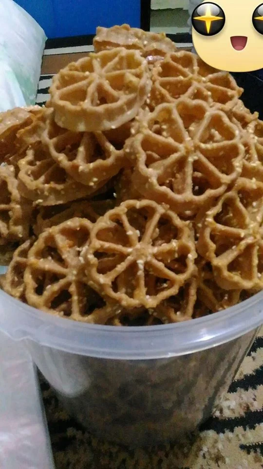 Kembang Goyang Wijen by Wulan Isma