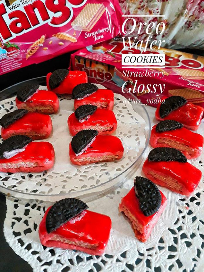Oreo Wafer Cookies Strawberry Glossy by Tyas Yodha Oreo Wafer Cookies Strawberry Glossy by Tyas Yodha