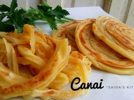 Ada tidak, bunda disini yang masih suka penasaran bagaimana sih bikinnya yang satu ini??.. Canai, roti Maryam, Paratha, apalagi sebutannya ya?? Kalau masih ada, berarti sama dengan saya bun 😊 Dari pertama saya cobain makan ini, langsung jatuh cinta. Tapi belum bisa membuatnya sendiri. Dan mungkin sudah puluhan kali saya coba membuatnya, tapi belum juga berhasil. Singkatnya, berapa bulan terakhir ini saya coba belajar bikin lagi bun. Alhamdulillah, akhirnya bisa juga. Dan ini urutan hasil percobaan terakhir saya. Dari yang keras, alot kalau sudah dingin, sampai akhirnya bisa lembut dan bisa bikin stok di kulkas. #MAAF banyak fotonya, maksimal 5 kan? itu foto berbeda ya bun. Hasil dari mulai belajar lagi sampai alhamdulillah bisa dikatakan berhasil. Ini resepnya ya bun.. Bahan A - 3 cup/ cangkir tepung cakra atau segitiga - 1sdt garam - 1 butir telur/ 2 kuning telur - 2sdm margarin - 150ml susu UHT Bahan B - Secukupnya minyak untuk merendam - secukupnya margarin cair untuk olesan. Caranya : Campur semua bahan A, tuang susu sedikit-sedikit sambil diaduk rata. Tanpa diulen ya.. Cukup diratakan sampai bisa dikepal dan menyatu semua. Tutup adonan, diamkan selama 30 menit. Adonan jadi lembut dan lentur. Bagi adonan (Saya bagi @80gr), kemudian bulatkan. Rendam dalam minyak sampai benar terendam (dan ini adalah kuncinya Canai jadi lembut dan mudah untuk dilebarkan). Rendam minimal 3 jam, atau bisa semalam. Ambil bulatan adonan, kemudian lebarkan atau pipihkan sampai setipis tipisnya (kalau bisa). Olesi permukaannya dengan margarin cair lalu gulung. Panggang di atas Teflon atau wajan ceper sambil ditekan - tekan supaya melebar. Bolak balik sampai dirasa matang. Siap disajikan dengan topping sesuai selera 2