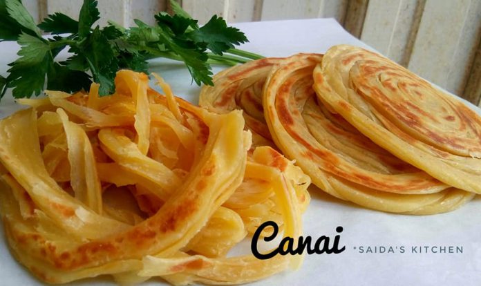 Canai by Saida Darajat 2 Ada tidak, bunda disini yang masih suka penasaran bagaimana sih bikinnya yang satu ini??.. Canai, roti Maryam, Paratha, apalagi sebutannya ya?? Kalau masih ada, berarti sama dengan saya bun 😊 Dari pertama saya cobain makan ini, langsung jatuh cinta. Tapi belum bisa membuatnya sendiri. Dan mungkin sudah puluhan kali saya coba membuatnya, tapi belum juga berhasil. Singkatnya, berapa bulan terakhir ini saya coba belajar bikin lagi bun. Alhamdulillah, akhirnya bisa juga. Dan ini urutan hasil percobaan terakhir saya. Dari yang keras, alot kalau sudah dingin, sampai akhirnya bisa lembut dan bisa bikin stok di kulkas. #MAAF banyak fotonya, maksimal 5 kan? itu foto berbeda ya bun. Hasil dari mulai belajar lagi sampai alhamdulillah bisa dikatakan berhasil. Ini resepnya ya bun.. Bahan A - 3 cup/ cangkir tepung cakra atau segitiga - 1sdt garam - 1 butir telur/ 2 kuning telur - 2sdm margarin - 150ml susu UHT Bahan B - Secukupnya minyak untuk merendam - secukupnya margarin cair untuk olesan. Caranya : Campur semua bahan A, tuang susu sedikit-sedikit sambil diaduk rata. Tanpa diulen ya.. Cukup diratakan sampai bisa dikepal dan menyatu semua. Tutup adonan, diamkan selama 30 menit. Adonan jadi lembut dan lentur. Bagi adonan (Saya bagi @80gr), kemudian bulatkan. Rendam dalam minyak sampai benar terendam (dan ini adalah kuncinya Canai jadi lembut dan mudah untuk dilebarkan). Rendam minimal 3 jam, atau bisa semalam. Ambil bulatan adonan, kemudian lebarkan atau pipihkan sampai setipis tipisnya (kalau bisa). Olesi permukaannya dengan margarin cair lalu gulung. Panggang di atas Teflon atau wajan ceper sambil ditekan - tekan supaya melebar. Bolak balik sampai dirasa matang. Siap disajikan dengan topping sesuai selera 2
