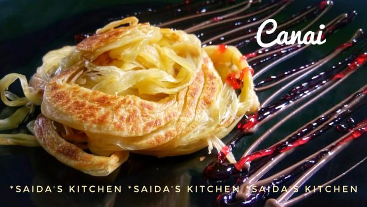 Ada tidak, bunda disini yang masih suka penasaran bagaimana sih bikinnya yang satu ini??.. Canai, roti Maryam, Paratha, apalagi sebutannya ya?? Kalau masih ada, berarti sama dengan saya bun 😊 Dari pertama saya cobain makan ini, langsung jatuh cinta. Tapi belum bisa membuatnya sendiri. Dan mungkin sudah puluhan kali saya coba membuatnya, tapi belum juga berhasil. Singkatnya, berapa bulan terakhir ini saya coba belajar bikin lagi bun. Alhamdulillah, akhirnya bisa juga. Dan ini urutan hasil percobaan terakhir saya. Dari yang keras, alot kalau sudah dingin, sampai akhirnya bisa lembut dan bisa bikin stok di kulkas. #MAAF banyak fotonya, maksimal 5 kan? itu foto berbeda ya bun. Hasil dari mulai belajar lagi sampai alhamdulillah bisa dikatakan berhasil. Ini resepnya ya bun.. Bahan A - 3 cup/ cangkir tepung cakra atau segitiga - 1sdt garam - 1 butir telur/ 2 kuning telur - 2sdm margarin - 150ml susu UHT Bahan B - Secukupnya minyak untuk merendam - secukupnya margarin cair untuk olesan. Caranya : Campur semua bahan A, tuang susu sedikit-sedikit sambil diaduk rata. Tanpa diulen ya.. Cukup diratakan sampai bisa dikepal dan menyatu semua. Tutup adonan, diamkan selama 30 menit. Adonan jadi lembut dan lentur. Bagi adonan (Saya bagi @80gr), kemudian bulatkan. Rendam dalam minyak sampai benar terendam (dan ini adalah kuncinya Canai jadi lembut dan mudah untuk dilebarkan). Rendam minimal 3 jam, atau bisa semalam. Ambil bulatan adonan, kemudian lebarkan atau pipihkan sampai setipis tipisnya (kalau bisa). Olesi permukaannya dengan margarin cair lalu gulung. Panggang di atas Teflon atau wajan ceper sambil ditekan - tekan supaya melebar. Bolak balik sampai dirasa matang. Siap disajikan dengan topping sesuai selera 4