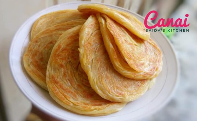 Ada tidak, bunda disini yang masih suka penasaran bagaimana sih bikinnya yang satu ini??.. Canai, roti Maryam, Paratha, apalagi sebutannya ya?? Kalau masih ada, berarti sama dengan saya bun 😊 Dari pertama saya cobain makan ini, langsung jatuh cinta. Tapi belum bisa membuatnya sendiri. Dan mungkin sudah puluhan kali saya coba membuatnya, tapi belum juga berhasil. Singkatnya, berapa bulan terakhir ini saya coba belajar bikin lagi bun. Alhamdulillah, akhirnya bisa juga. Dan ini urutan hasil percobaan terakhir saya. Dari yang keras, alot kalau sudah dingin, sampai akhirnya bisa lembut dan bisa bikin stok di kulkas. #MAAF banyak fotonya, maksimal 5 kan? itu foto berbeda ya bun. Hasil dari mulai belajar lagi sampai alhamdulillah bisa dikatakan berhasil. Ini resepnya ya bun.. Bahan A - 3 cup/ cangkir tepung cakra atau segitiga - 1sdt garam - 1 butir telur/ 2 kuning telur - 2sdm margarin - 150ml susu UHT Bahan B - Secukupnya minyak untuk merendam - secukupnya margarin cair untuk olesan. Caranya : Campur semua bahan A, tuang susu sedikit-sedikit sambil diaduk rata. Tanpa diulen ya.. Cukup diratakan sampai bisa dikepal dan menyatu semua. Tutup adonan, diamkan selama 30 menit. Adonan jadi lembut dan lentur. Bagi adonan (Saya bagi @80gr), kemudian bulatkan. Rendam dalam minyak sampai benar terendam (dan ini adalah kuncinya Canai jadi lembut dan mudah untuk dilebarkan). Rendam minimal 3 jam, atau bisa semalam. Ambil bulatan adonan, kemudian lebarkan atau pipihkan sampai setipis tipisnya (kalau bisa). Olesi permukaannya dengan margarin cair lalu gulung. Panggang di atas Teflon atau wajan ceper sambil ditekan - tekan supaya melebar. Bolak balik sampai dirasa matang. Siap disajikan dengan topping sesuai selera