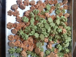 Schuimpjes (meringue cookies) by Vivi Novitasari