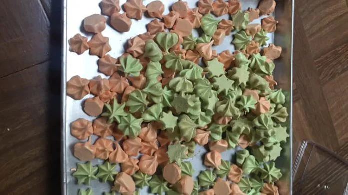Schuimpjes (meringue cookies) by Vivi Novitasari Schuimpjes (meringue cookies) by Vivi Novitasari