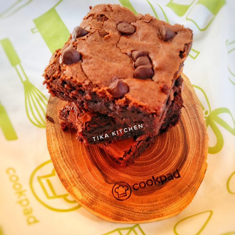 SHINY CRUST and CHEWY BROWNIES by Mustika Sary