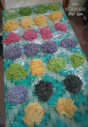 DarMie homemade warna-warni by Yeni Ayu 1ipada makan mie instan,lebih baik bikin mie sendiri, Seneng makannya Sehat bonusnya. 3