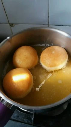 Donuts toping coklat kacang Tanpa mixer by Umi Iqbal 4