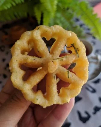 KUE KEMBANG GOYANG / KUE SEROJA ASIN GURIH by Wawa Wiati 2