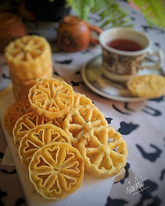 KUE KEMBANG GOYANG KUE SEROJA ASIN GURIH by Wawa Wiati KUE KEMBANG GOYANG / KUE SEROJA ASIN GURIH by Wawa Wiati