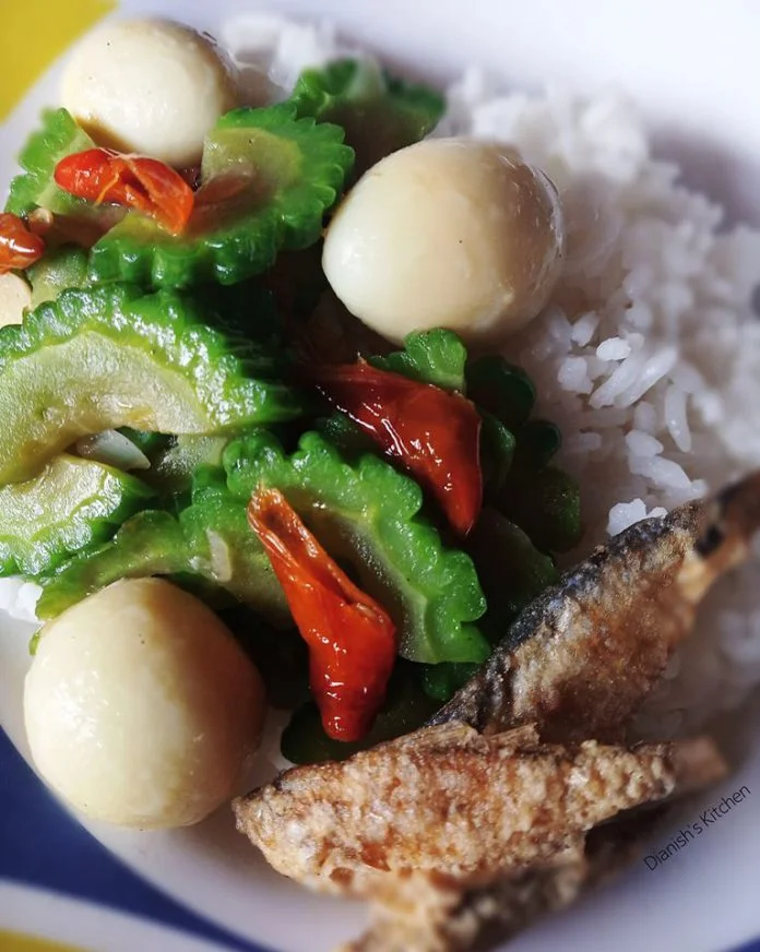 #RESEPLANSUNGENAK MasyaAllah beginipun nikmat buatku.. Apalagi cuacanya lagi mendung syahdu.. Met sarapan bundaa semuaa.. 😋😋 TUMIS PARE TELUR PUYUH By Dianish's Kitchen Bahan : - 1 buah pare - 10 butir telur puyuh rebus, kupas - 1 sdt garam (untuk remasan pare) - 1/4 sdt lada bubuk - 1/2 sdt kaldu ayam bubuk - 1/2 sdt gula pasir - 3 buah bawang merah, rajang halus - 2 siung bawang putih, rajang halus - 6 buah cabai rawit merah atau menurut selera, iris serong - 50 ml air - Minyak untuk menumis Cara membuat : 1. Belah pare jadi 2, buang biji nya lalu iris tipis. Taburi 1 sdt garam lalu remas-remas, diamkan kurang lebih 5 menit (untuk menghilangkan rasa pahitnya). Cuci bersih dan tiriskan. 2. Panaskan sedikit minyak tumis bumbu hingga harum lalu masukan cabai disusul dengan pare. Tumis hingga layu masukkan telur puyuhnya. Beri sedikit air. 3. Tambahkan kaldu ayam bubuk dan gula pasir. Koreksi rasa, bila kurang asin tambahkan sedikit garam. 4. Masak hingga matang. Angkat, siap disajikan dengan nasi hangat dan ikan asin.