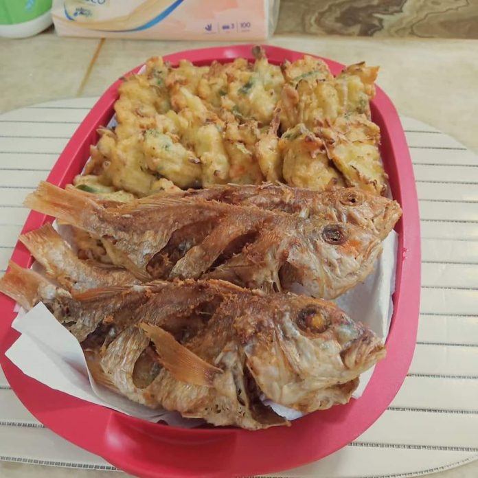 trik agar goreng ikan bisa garing dan nggak muncrat-muncrat