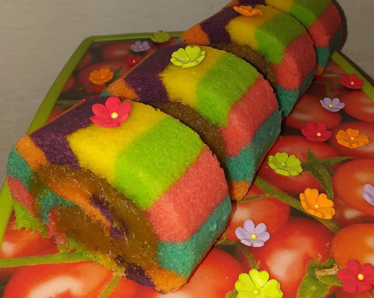 Bolu gulung Lapis warna warni by Yulia Lia