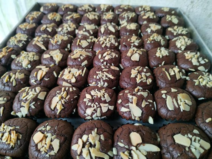 Brownies shinnycrust almond by Vebby's Kittchen Brownies shinnycrust almond by Vebby's Kittchen