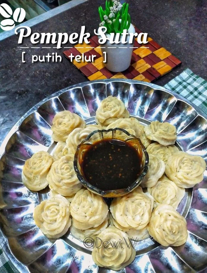 pempek sutra putih telur by Dewi Wahyuni